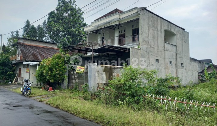 Rent a 2-story shop house for an office near Transmart Maguwo Sleman.