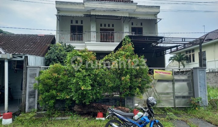 Rent a 2-story shop house for an office near Transmart Maguwo Sleman.