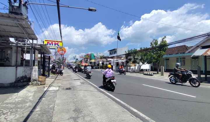 Strategic Shop House on Jl Godean KM 7, Spacious Parking, Busy Location, Sleman 2