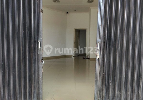 3-story shophouse, strategically located near Kanisius Gayam 1 Pakualaman Elementary School 3-story shophouse, strategically located near Kanisius Gayam 1 Pakualaman Elementary School