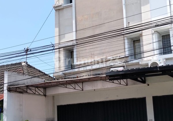 3-story shophouse, strategically located near Kanisius Gayam 1 Pakualaman Elementary School 3-story shophouse, strategically located near Kanisius Gayam 1 Pakualaman Elementary School