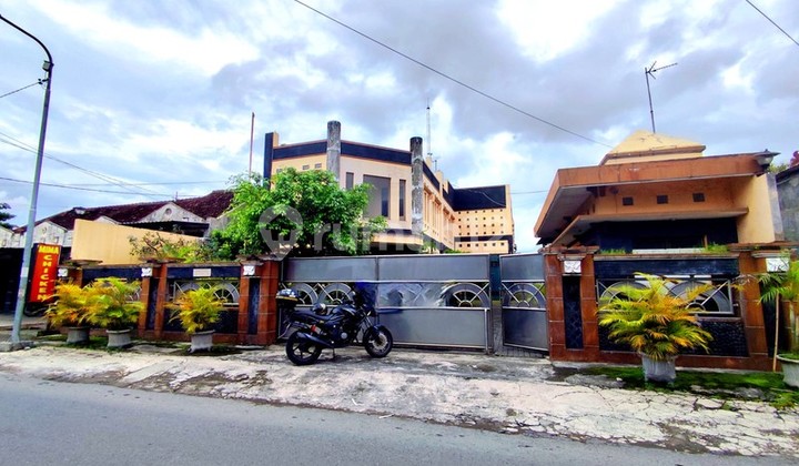 Gedung Megah Strategis Dekat Pusat Perbelanjaan Banguntapan Bantu