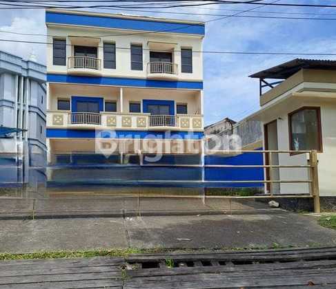 Strategic Shop House on the Main Road Axis in the Ahmad Yani Area Strategic Shop House on the Main Road Axis in the Ahmad Yani Area