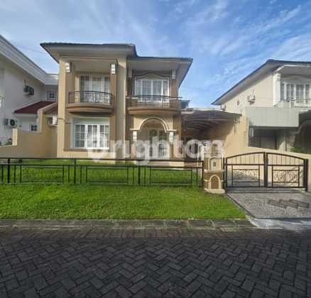 Rumah Cantik 2Lt, Nyaman, Tengah Kota