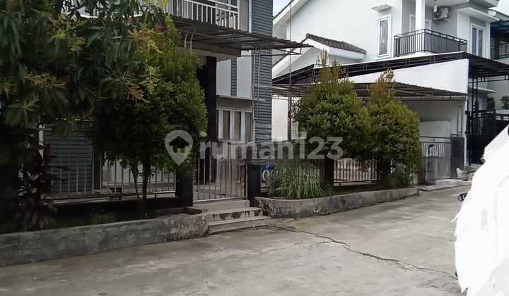 Rumah 2Lt, Siap Huni, Strategis, Berada di Tengah Kota.