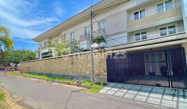 Rumah Mewah Dekat Area Komersial Raya Dharmahusada Surabaya Rumah Mewah Dekat Area Komersial Raya Dharmahusada Surabaya