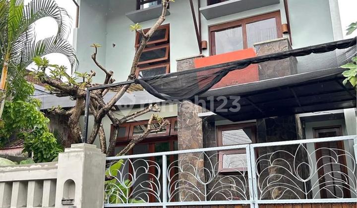 Modern 2.5-Story House Near Renon