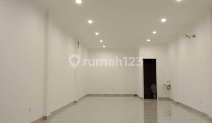 Prime Kiosk Rental with Parking in High-Traffic Berawa, Canggu