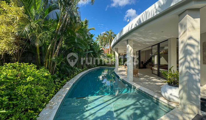 Stylish 4-Bedroom Villa in Seminyak - Prime Location