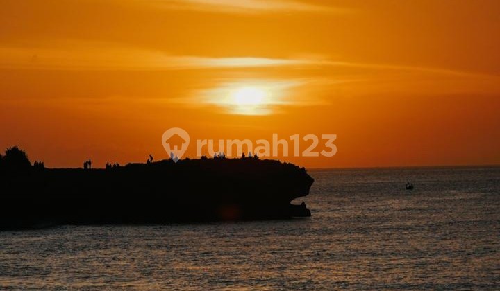 Tanah dengan pemandangan laut