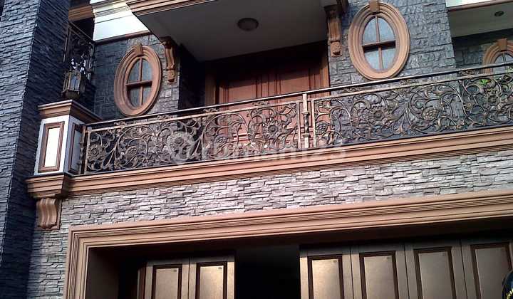 Dijual Rumah Mewah Klasik Elegan Rawamangun