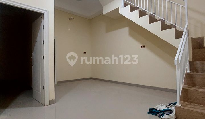 For Quick Sale, 2-Story House in Sunter Area, North Jakarta, 1/2 Location on Main Road, Rare Opportunity Suitable for Business