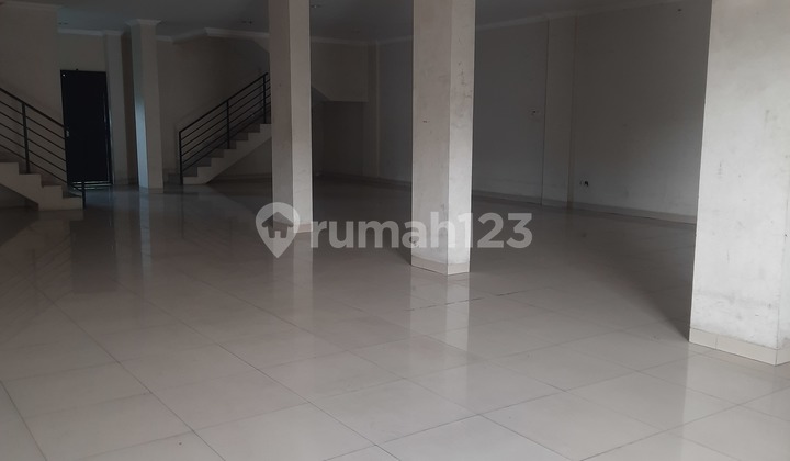 For Rent 3-Story Shop House Area Pondok Gede Shop House 180.0 M² Freehold Title in Pondok Gede Unfurnished 2