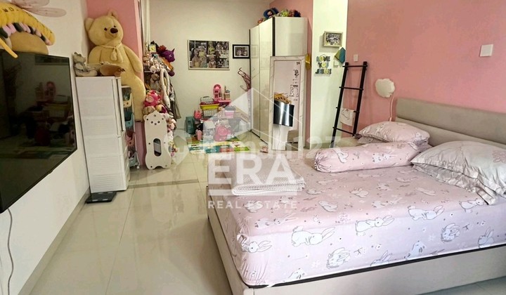 3-Story House with Basement & Balcony, Mall-like Ambiance 2