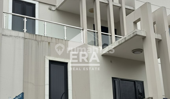 3-Story House with Basement & Balcony, Mall-like Ambiance