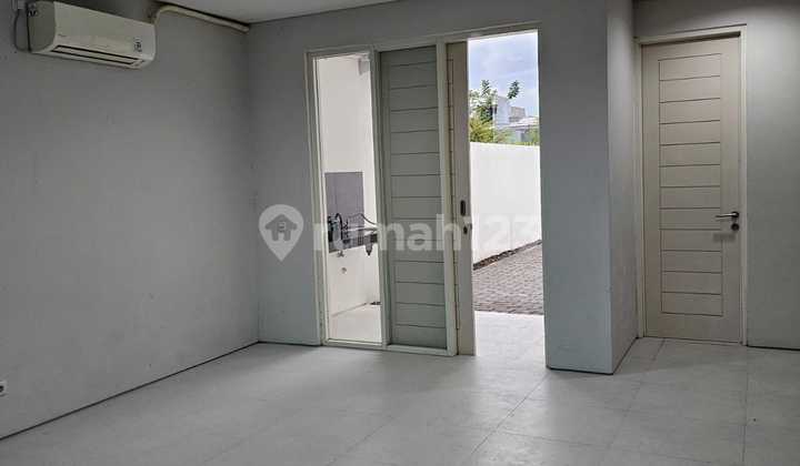 Rumah Baru - Gress & Elegan Lokasi Graha Green Garden Dekat Dian Istana - Wiyung , Surabaya 2