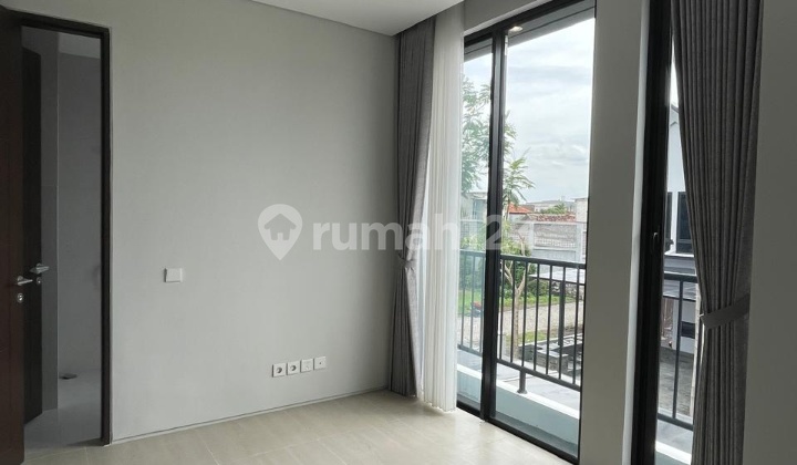 Disewakan Rumah Baru Gress di Crystal Golf Disewakan Rumah Baru Gress di Crystal Golf