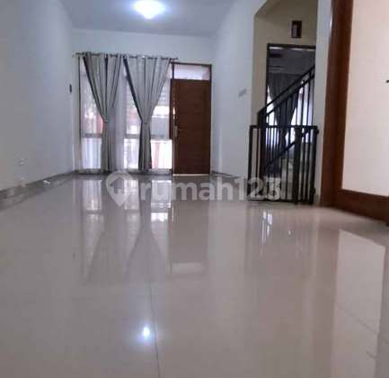 Rumah 2 Lantai Siap Huni di Komplek Taman Persada Rumah 2 Lantai Siap Huni di Komplek Taman Persada