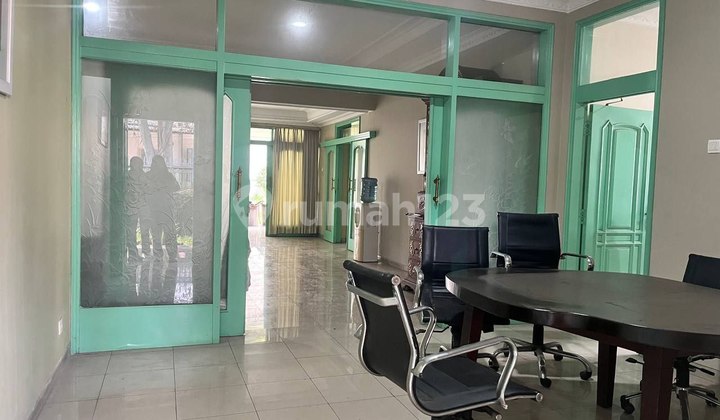 Rumah Strategis Dekat Pusat Kota Cocok untuk Kantor dan Usaha