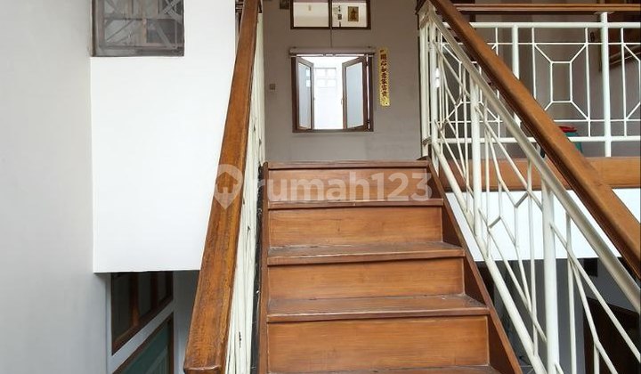 Prestigious 2-Story House with Hook Location in Batununggal Complex 2