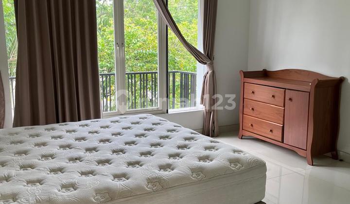 Disewakan Rumah di Graha Family 2 Lantai Semi Furnish Siap Huni