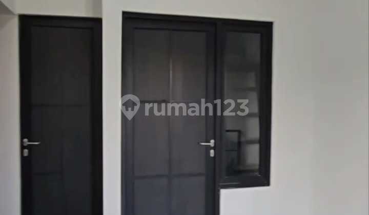 Dijual 2 Rumah Baru Gress Tengah Kota Sisa 1 Unit 2 LT Manyar Sambongan Luas Tanah = (4X8) =32 M²Luas Bangunan = 64M² Kamar Tidur = 2Kamar Mandi 2,Dapur, Row Jalan = 2 Mobil PDAM + Listrik 2200Sertifikat = Shmhadap = Selatanharga @500 Jt 2