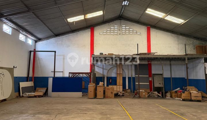 Suitable for Restaurant, Cafe, Warehouse, or Commercial Use, Busy Street Traffic! *For Rent: Commercial Space in West Surabaya*✅ Located directly on Lontar Main RoadTotal Area 1,463 m²Width: 13 / 36 mLength: 42 mL-shaped building, 1 floor – has office & warehouseRental Price: IDR 400 million/year
