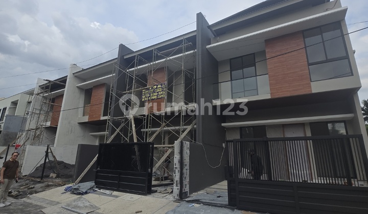 Dijual Rumah Baru Gress Minimalis 2 Lantai Siap Huni di Komplek Perumahan Elite di Panjang Jiwo Selatan 2