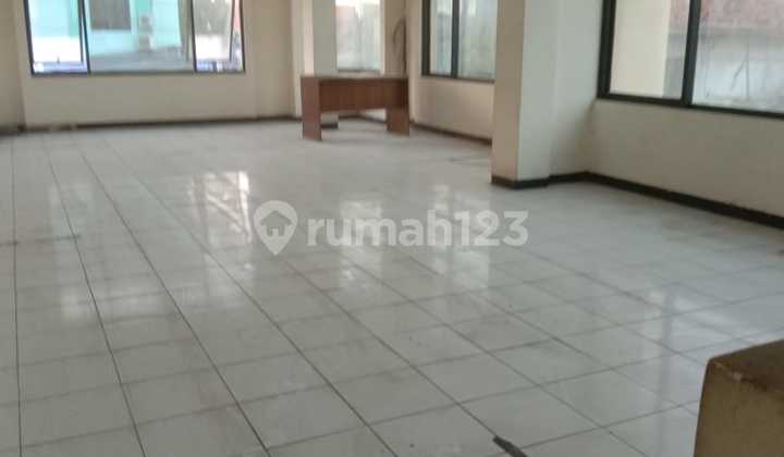 For Sale/Lease 3.5-Story Shop House on Jln. Rajawali Land Area: 75 m² (5x15) Building Area: 262 m² Bedrooms: 3 Electricity: 2200W Including Land and Building Tax Selling Price: 3.5 Billion Rental: 85 Million/Year Min Lease 2 Years Contact Siong Winmax Properti *08132929xxxx* 2