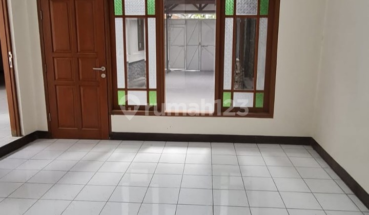 FOR RENT! Rumah Usaha di Lokasi Strategis, Bengawan. 