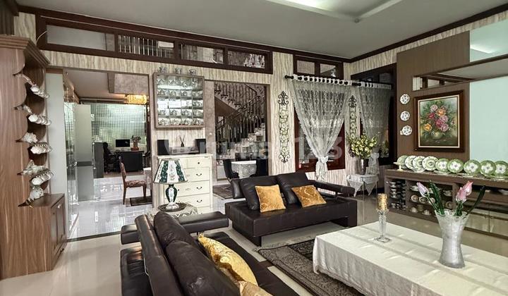 Rumah Mewah Asri 3 Lantai di Kota Baru Parahyangan Bandung