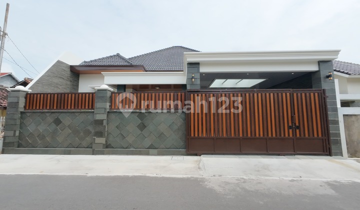 Rumah baru di Sumber Banjarsari Solo dekat St. Manahan & Exit Tol 1