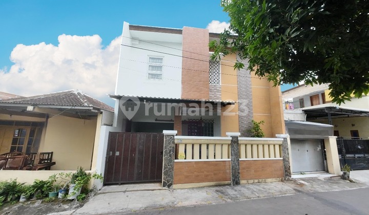 Female boarding house behind the UMS Kartosuro Solo medical campus. Female boarding house behind the UMS Kartosuro Solo medical campus.