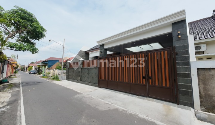 Rumah baru di Sumber Banjarsari Solo dekat St. Manahan & Exit Tol 2