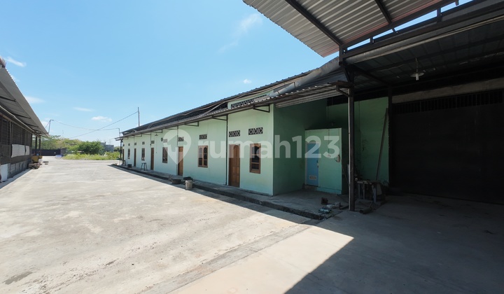 Industrial warehouse in Pedan Klaten industrial area with container access.