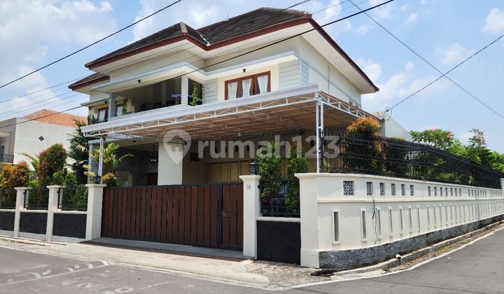 Rumah Mewah di Solo Baru Kolam Renang Dekat Al Azhar & Rs Dr Oen