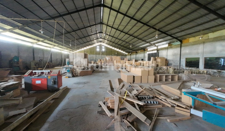 Industrial warehouse in Pedan Klaten industrial area with container access.