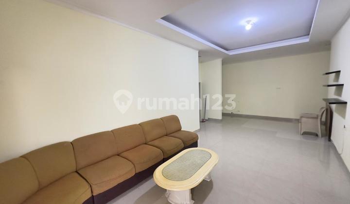 Rent a house in the Solo Baru Grogol area, near The Park Mall.