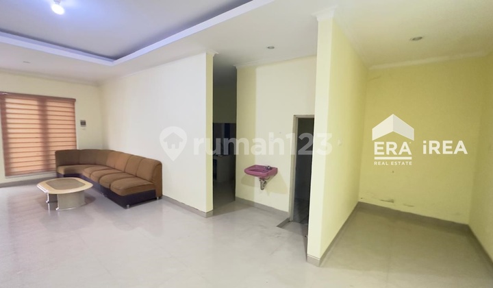 Rent a house in the Solo Baru Grogol area, near The Park Mall.