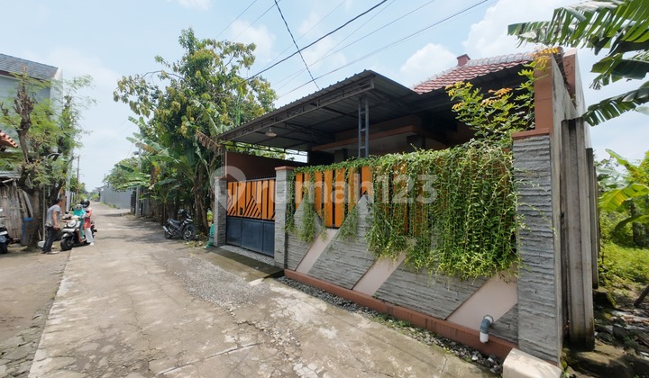 A 182 m2 house in Gawanan Colomadu Solo near Superindo. 2