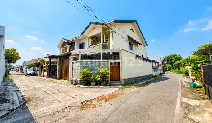 Rumah Hoek di Sumber Banjarsari Solo Dekat Stadion Manahan