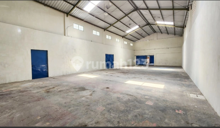 Access to cheap warehouse containers in Laweyan Solo on the highway