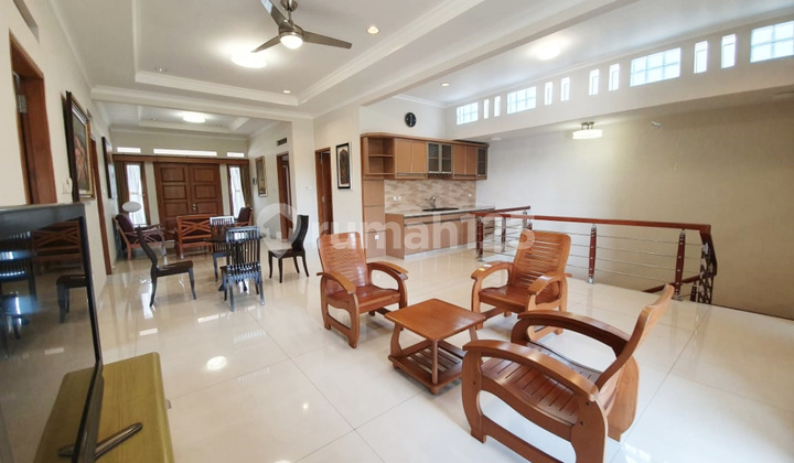 Rumah mewah full furnished tengah kota Solo dekat taman Sriwedari 2