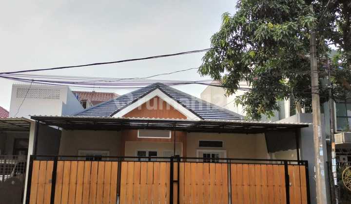 Rumah Luas Satu Lantai di Villa Melati Mas