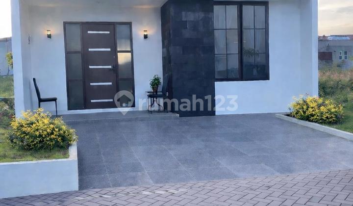 Hunian Modern Tropical Living Ternyaman, Aman, dan Strategis di Semarang Atas. Lingkungan Full View Pegunungan, Sejuk Cocok untuk Keluarga Muda, serta Bebas Dari Banjir.