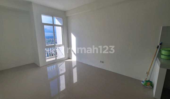 Bale Hinggil Apartemen (Merr - Soekarno Hatta)