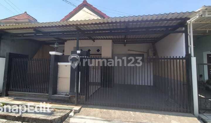 For Rent House Graha Sampurna Near Babatam Mukti, Babatan Pilang, Royal Residence, Near Wiyung Hospital, Close to Pondok Indah Park. For Rent House Graha Sampurna Near Babatam Mukti, Babatan Pilang, Royal Residence, Near Wiyung Hospital, Close to Pondok Indah Park.