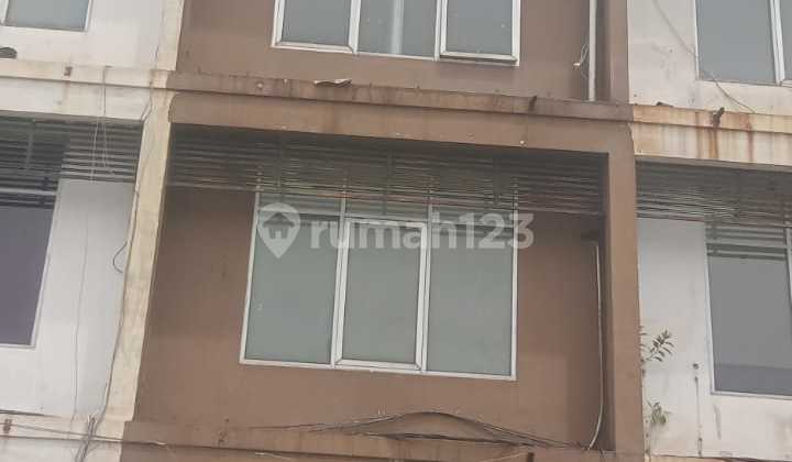 3-Story Shop House for Rent on Kali Rungkut, East Surabaya 3-Story Shop House for Rent on Kali Rungkut, East Surabaya