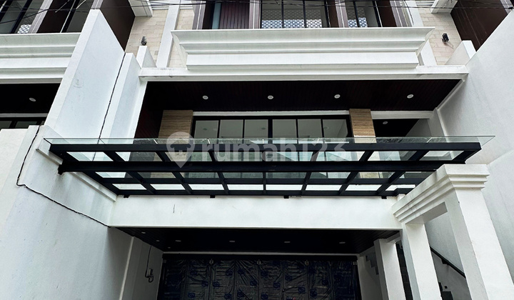 Rumah Mewah 3 Lantai ada Kolam Renang Pribadi Dekat MRT Fatmawati Jaksel Rumah Mewah 3 Lantai ada Kolam Renang Pribadi Dekat MRT Fatmawati Jaksel