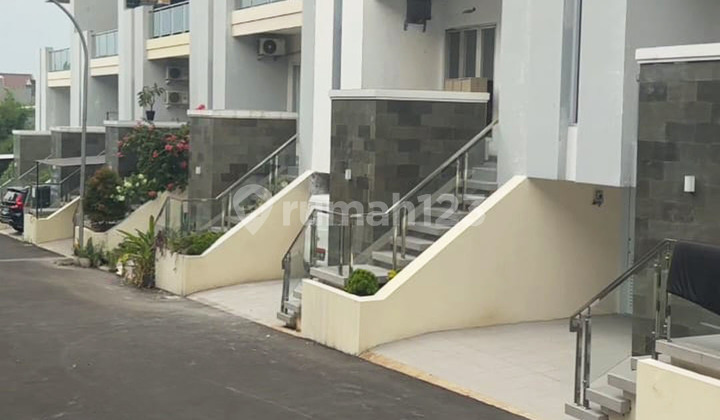 The Krukut Hills Townhouse 3 Lantai Dekat Dari Gerbang Tol Krukut 2